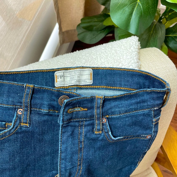 Free people skinny jeans with knee rips - Picture 3 of 4